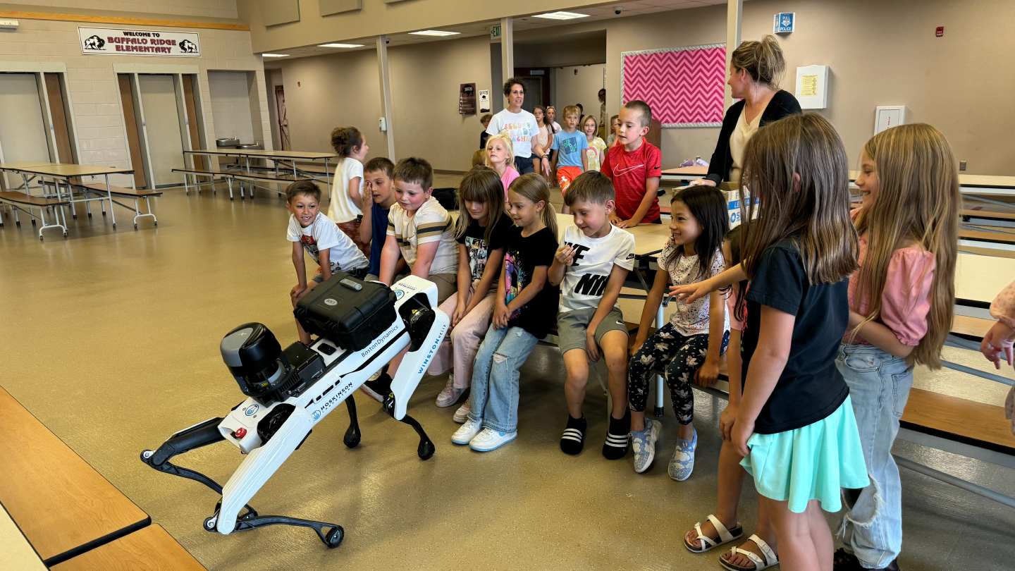 Winston the Robot Visits Buffalo Ridge Elementary - Hoskinson Contracting